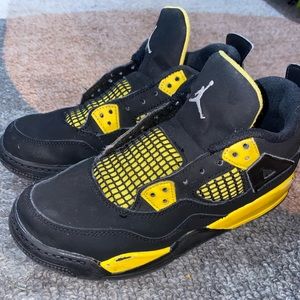 Jordan 4 Retro Thunder 2023 / size 3Y